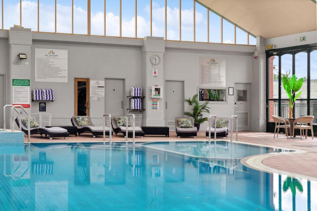 本迪戈本迪戈全季度假酒店的大楼内带桌椅的大型游泳池