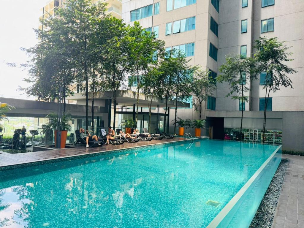 吉隆坡Summer Suites KLCC By Homestay的大楼前的游泳池