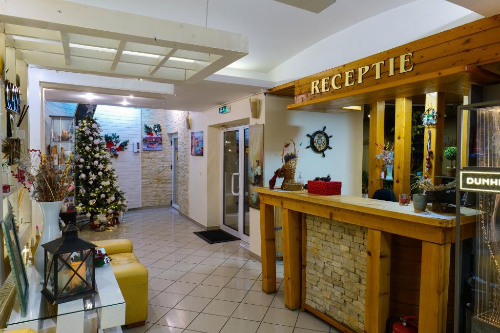马赫穆迪亚卡萨提奥酒店的大堂内有圣诞树的商店