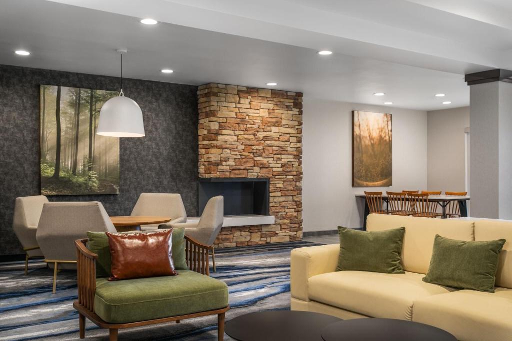 查塔努加Fairfield Inn & Suites by Marriott Chattanooga South East Ridge的带沙发和壁炉的客厅