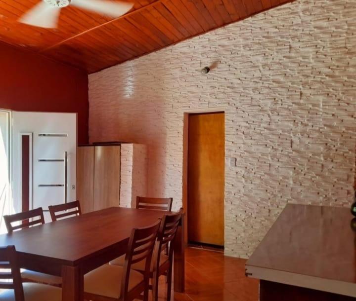 Santa Rosa del ConlaraLos Velitos的一间设有桌椅和砖墙的用餐室