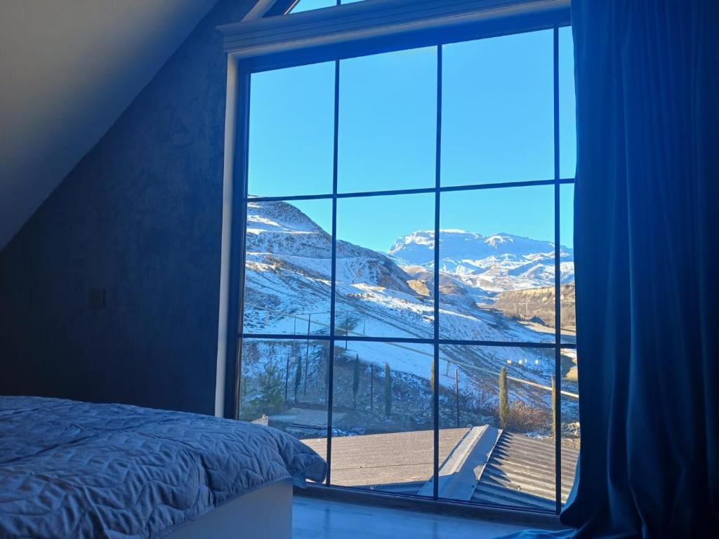 库萨雷Shahdag Mountain House的卧室窗户享有白雪 ⁇ 的山景