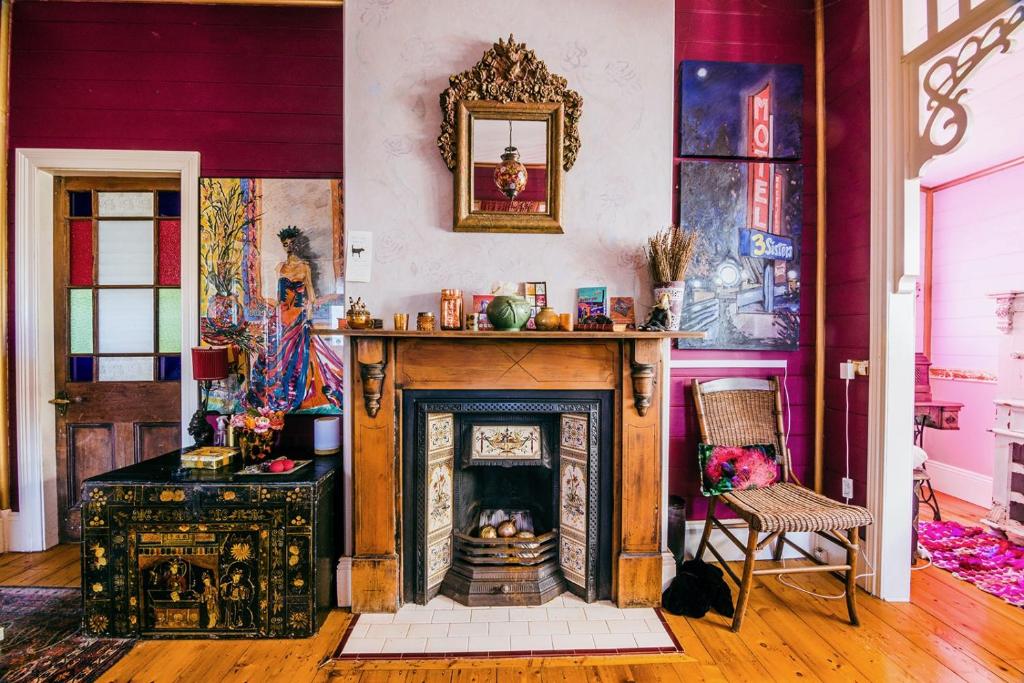 肯图巴Chinoiserie的客厅设有壁炉和带绘画的墙壁