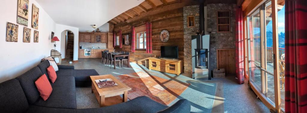 奥瓦伦纳茨Alpenpanorama Ovronnaz的客厅配有沙发和桌子