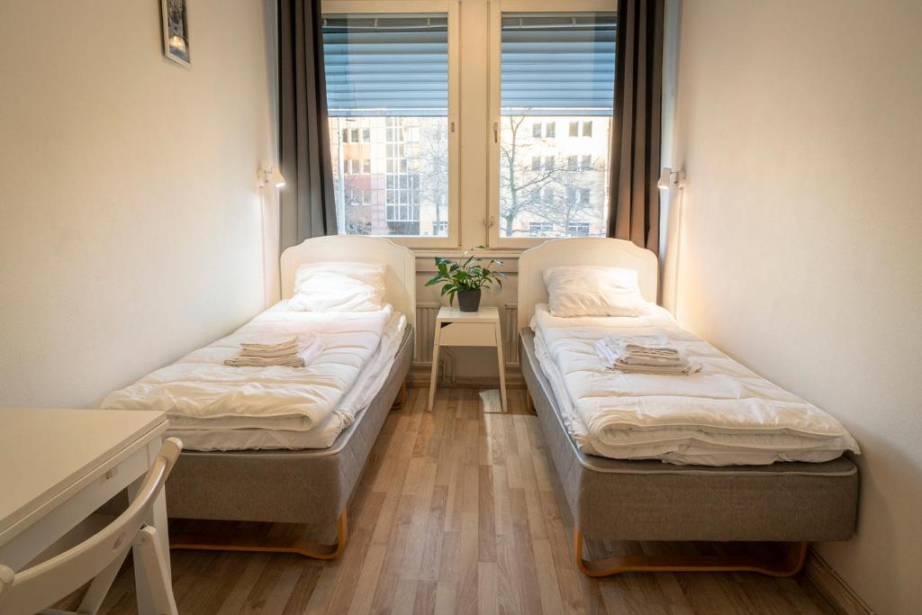 哥德堡哥德堡酒店的带窗户的客房内的两张床