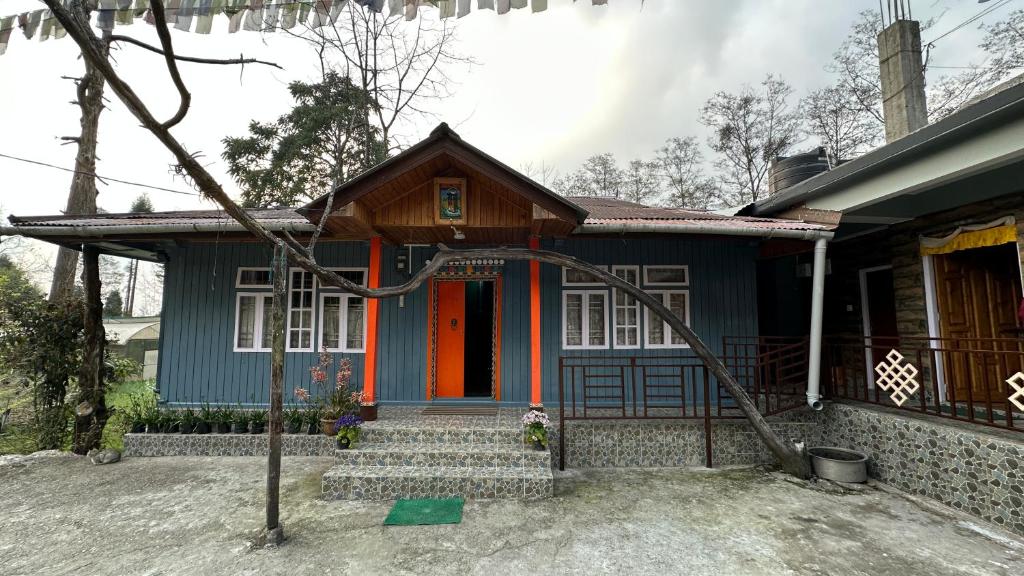 拉瓦格拉YARLUNG TSANGTAR HOMESTAY的蓝色房子,带橙色门