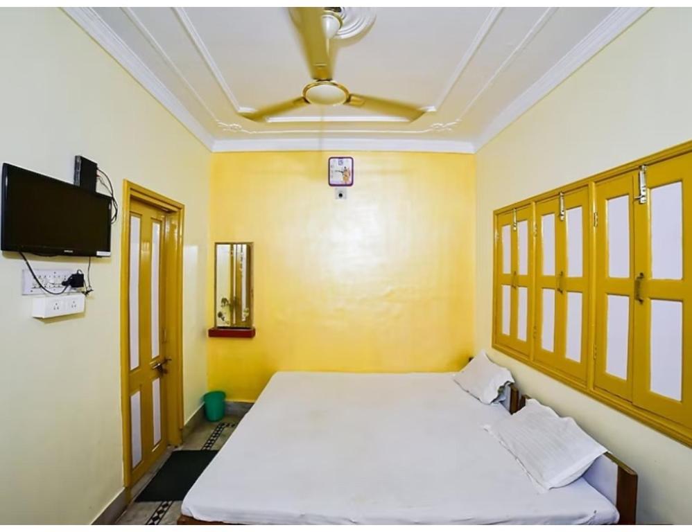 加雅Shivam Guest House, Gaya的一间卧室配有一张床和吊扇