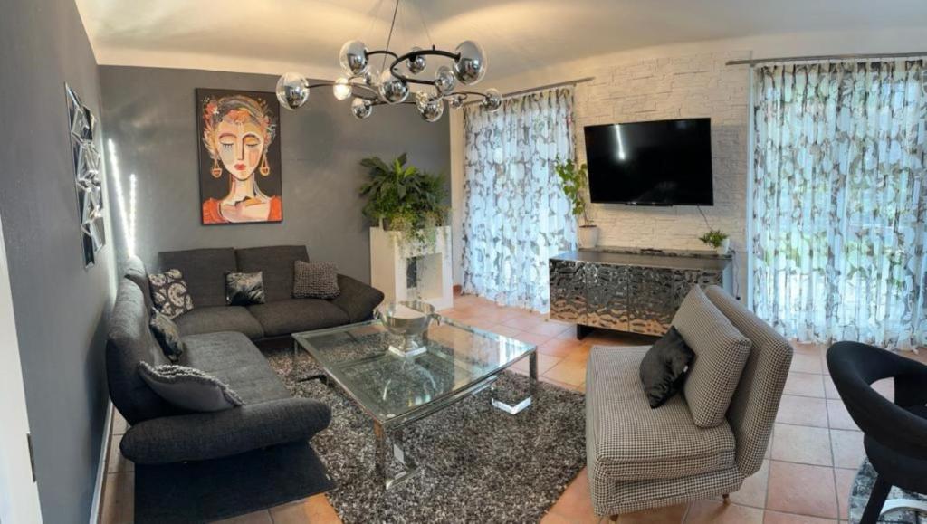 大格迈因Haus Schmidhuber Wohnung 5 mit sonniger Terrasse的客厅配有沙发和桌子