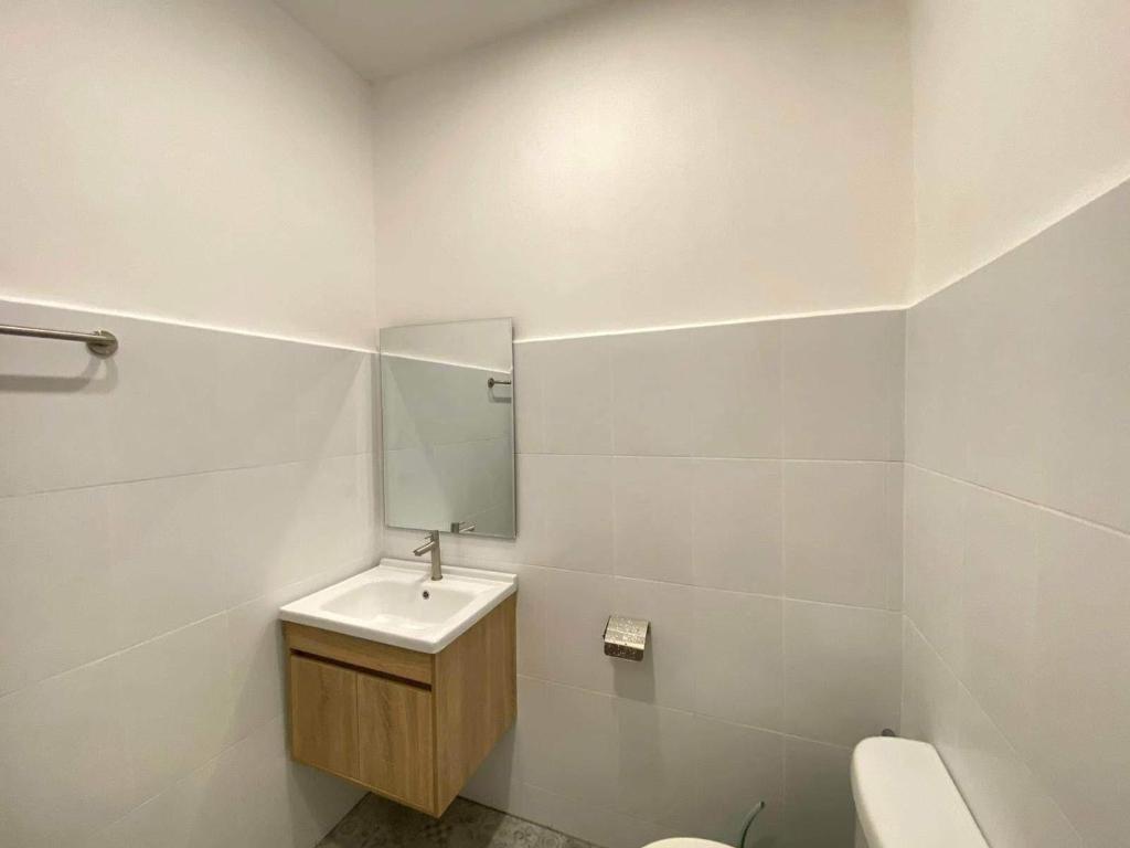 苏梅岛Casa Cactus的白色的浴室设有水槽和卫生间。