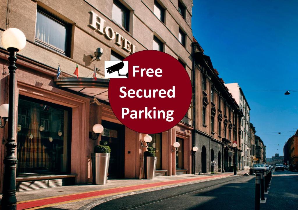 萨格勒布贝斯特韦斯阿斯托里亚高级酒店的红色标志,上面写着街上的免费安全停车场