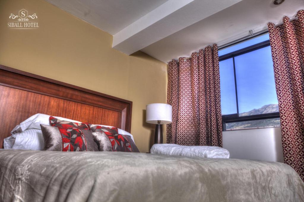 Abancay斯巴尔酒店的一间卧室设有一张床和一个大窗户