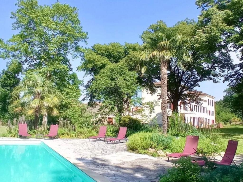 圣阿非力克多马内德拉斯果斯酒店的一组粉红色的椅子和一个游泳池