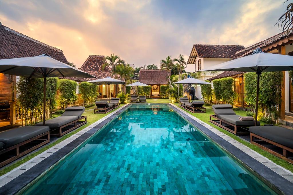 坎古Bloom Resort Bali by BaliSuperHost的别墅游泳池的形象