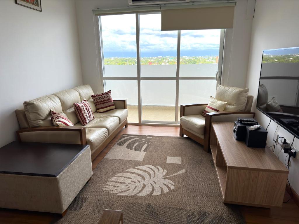 拉维尼亚山Rush Resident Mount Lavinia的带沙发和大窗户的客厅
