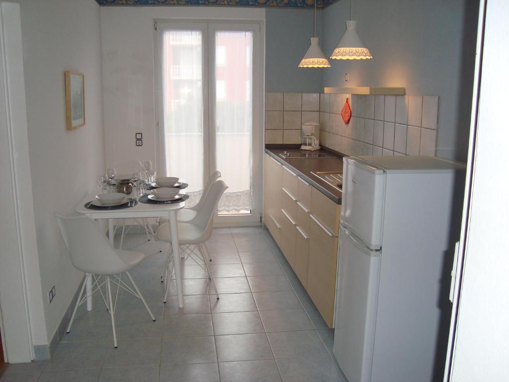 曼德雷Apartment Ivanka的厨房配有桌子和白色冰箱。