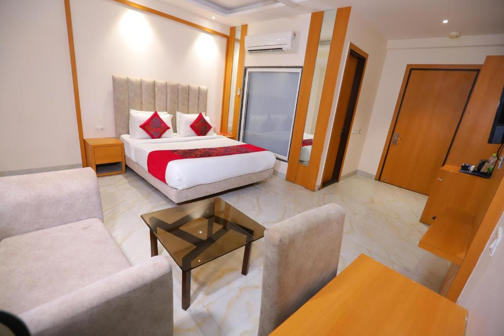 新德里Hotel Stanley- Near Delhi Airport的酒店客房,配有床和沙发