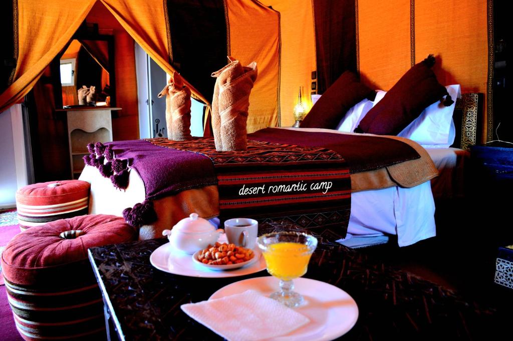 梅尔祖卡Luxury Desert Romantic Camp的床上有两只猫
