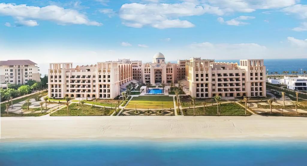 迪拜FAM Living - Sarai Apartments - Private Beachfront Escape in Palm Jumeirah的享有大建筑的海景