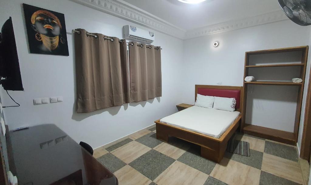 达喀尔Résidence abdou diouf的小房间设有床和窗户
