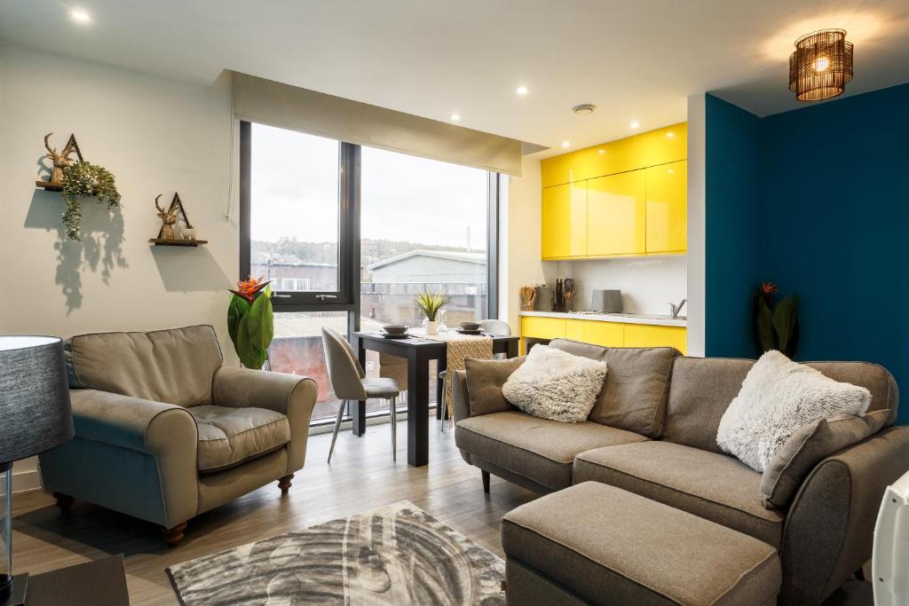谢菲尔德Brand New Studio Apartment in Sheffield的客厅配有沙发、椅子和桌子