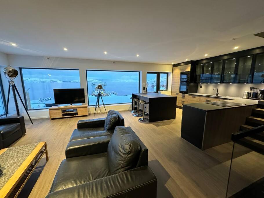 希尔科内斯Arctic Sea Breeze的带沙发和电视的大型客厅