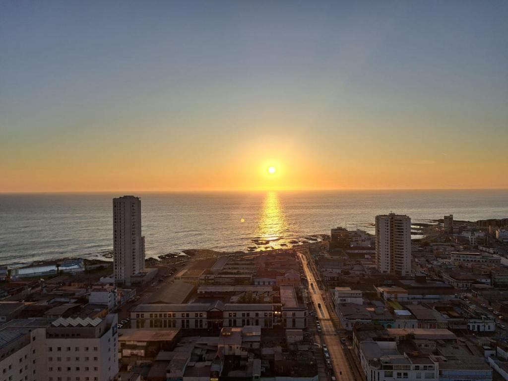 伊基克LABBE Departamento Hermosa Vista al Mar的阳光照耀海洋的城市