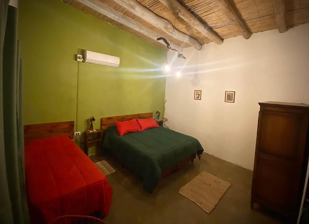 蒂诺加斯塔El Cortijo Tinogasta的一间卧室,配有两张床