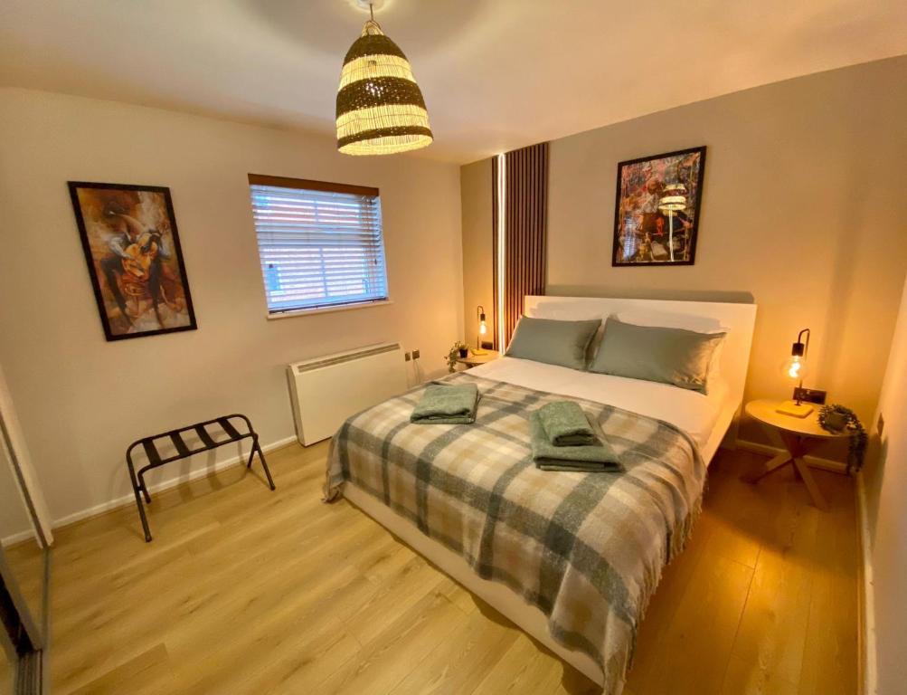克鲁Central Crewe - Modern 1BR Haven的一间卧室配有一张床和吊灯