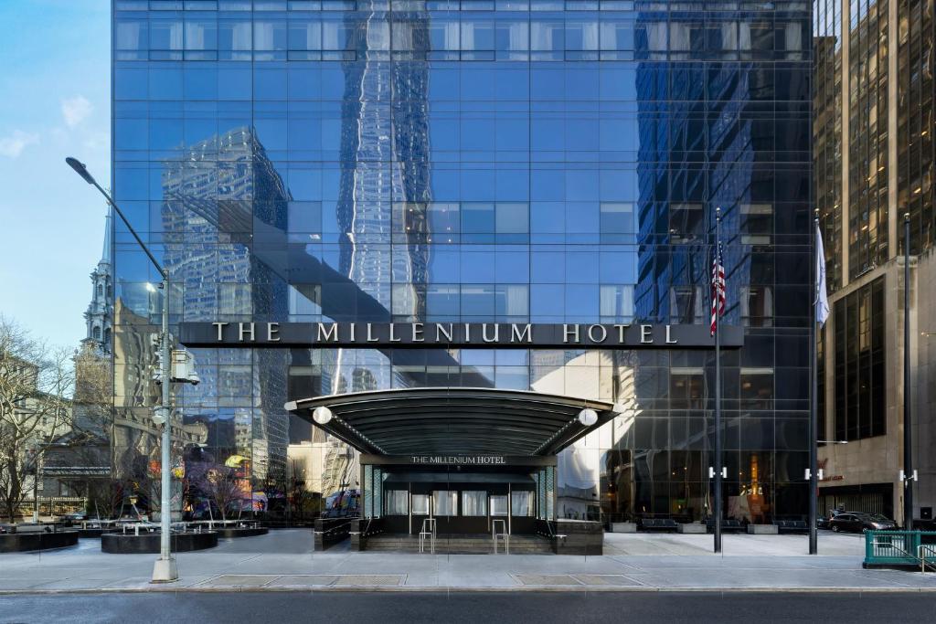 纽约Millennium Downtown New York的一座建筑,上面有读取千年酒店标志