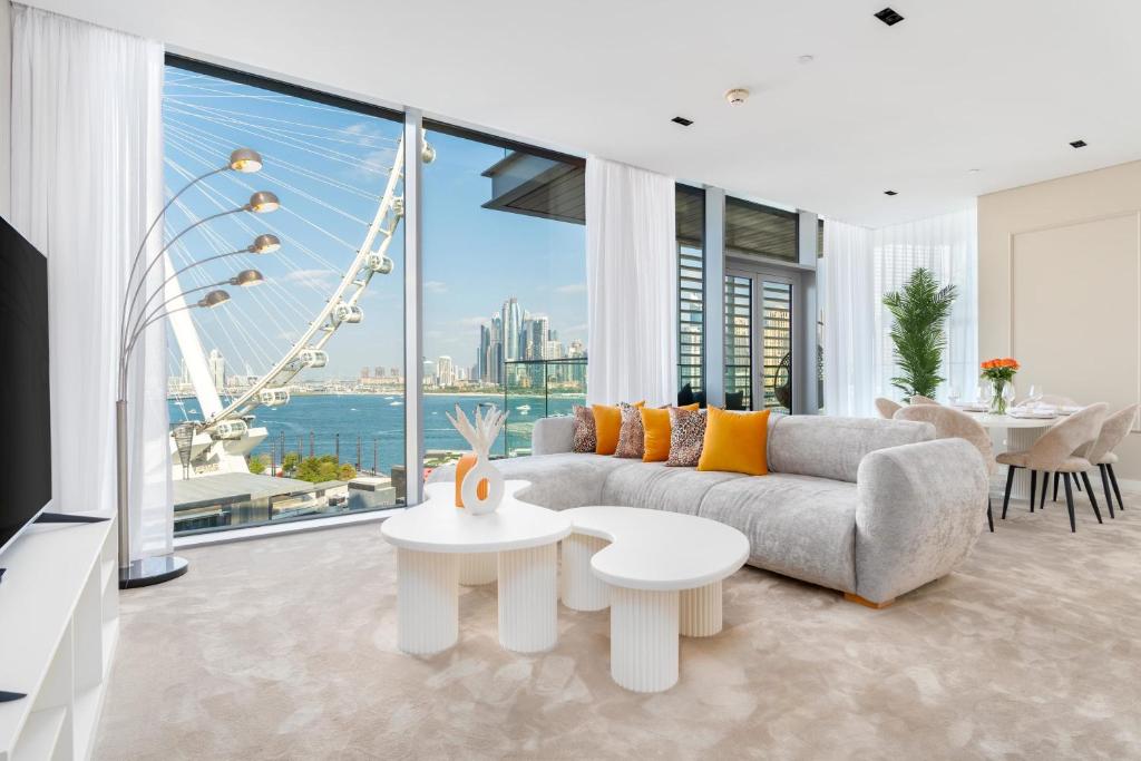 迪拜Bluewaters Luxe 3BR with maids room - Panoramic Sea View - CityApartmentStay的带沙发和大窗户的客厅