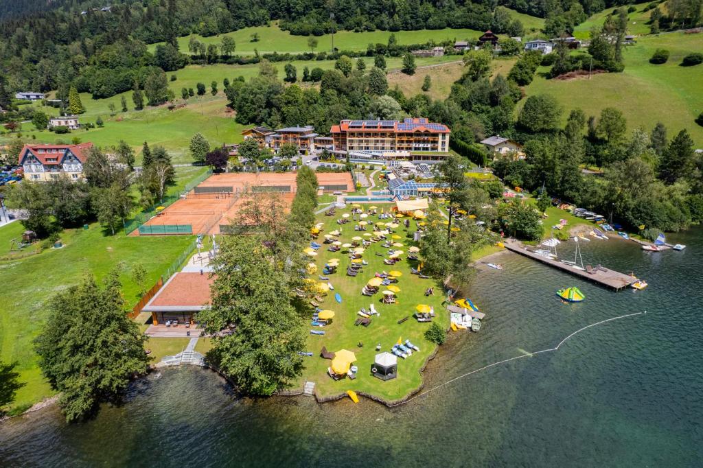 滨湖费尔德Familien- Sportresort BRENNSEEHOF的享有湖上度假村的空中景致
