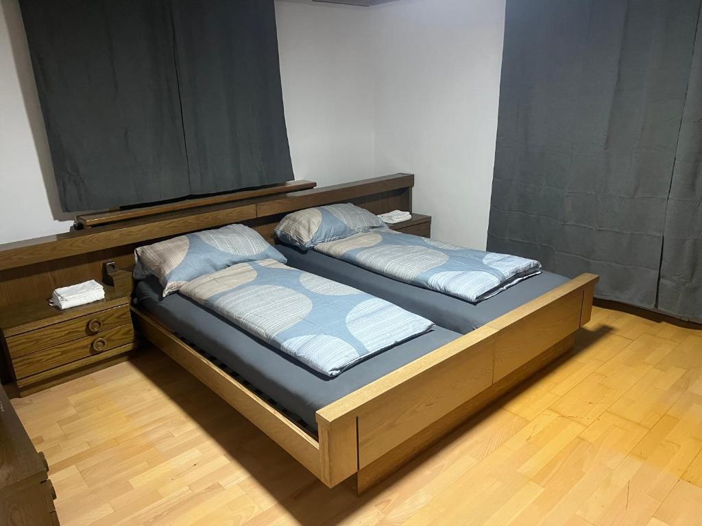 多恩比恩OH 4的配有电视的客房内的两张单人床