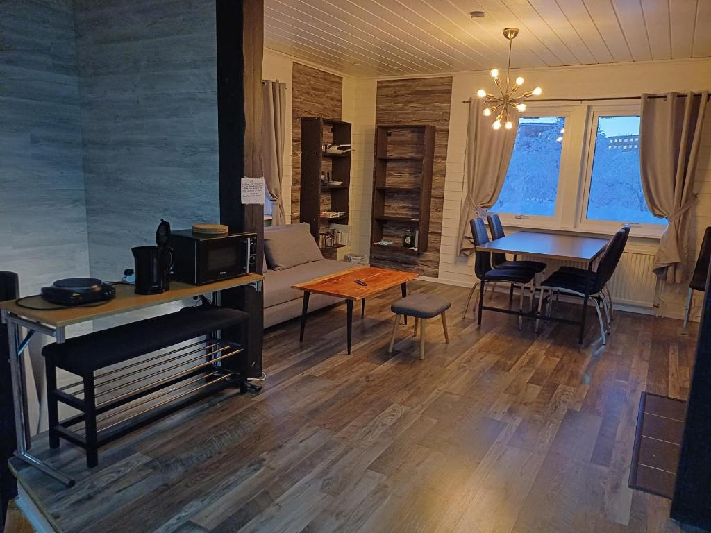 基律纳Kiruna accommadation Sandstensgatan 24的客厅配有桌子和沙发
