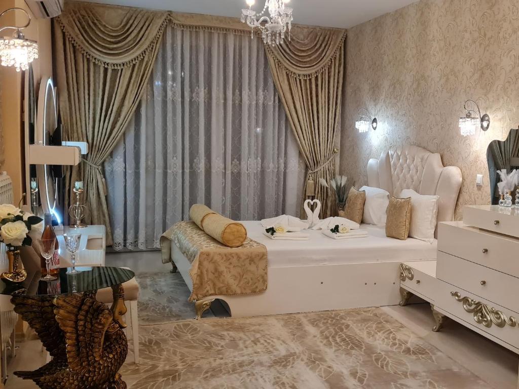 班基雅Hotel Dalia - Bankya的客厅配有白色大沙发和桌子