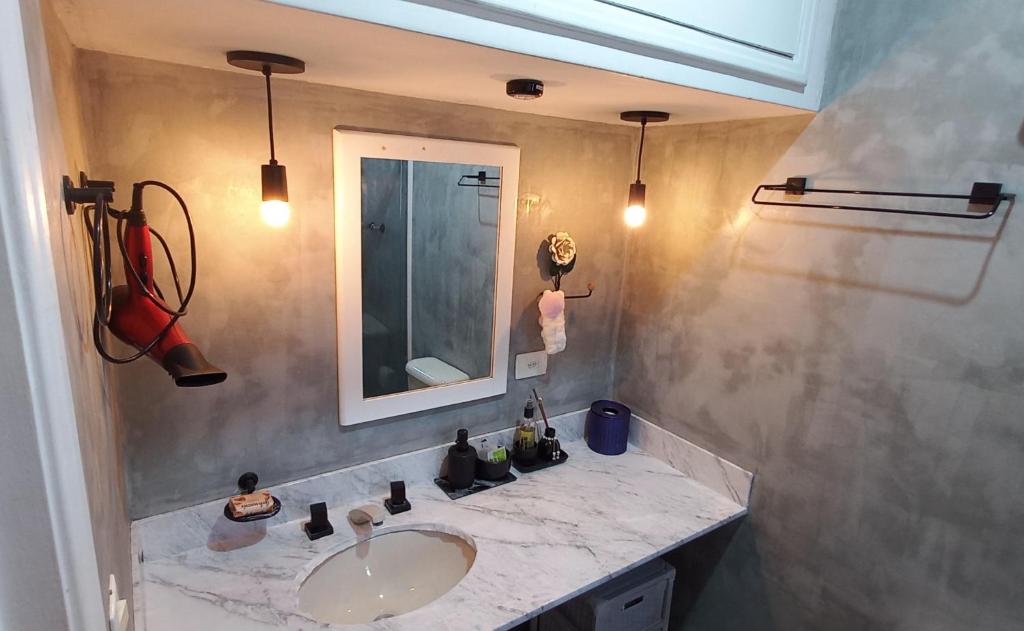 桑托斯Apartamento 2 quartos aconchegante的一间带水槽和镜子的浴室