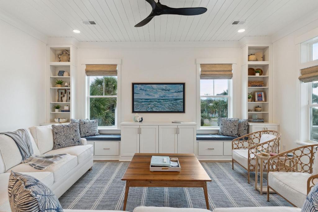 富丽海滩Carolina Squared的客厅配有白色家具和吊扇