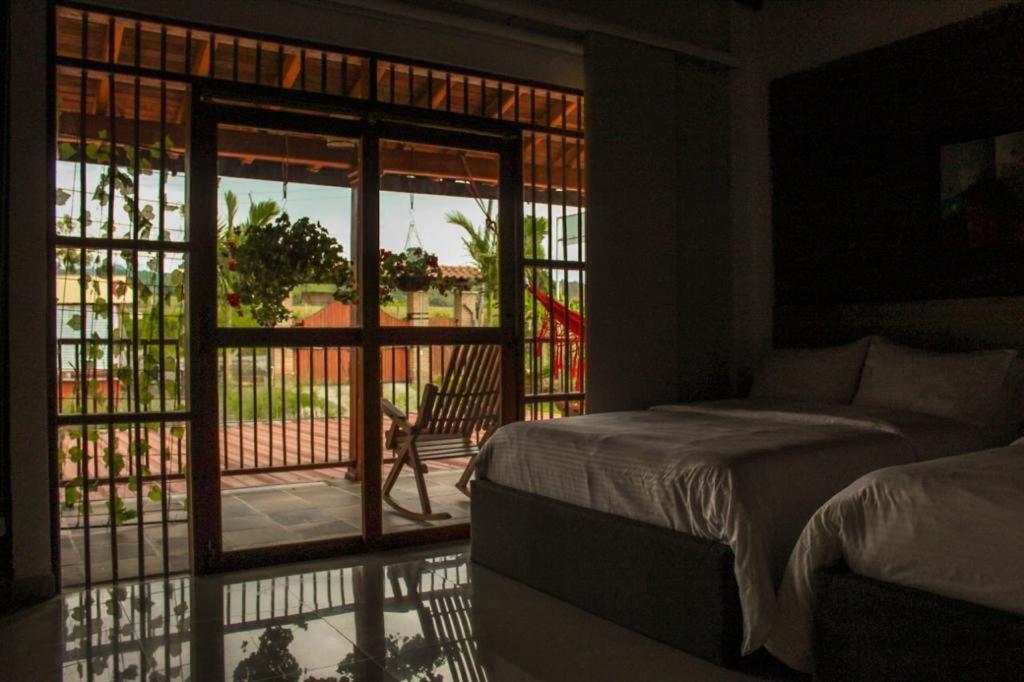 圣罗莎德卡瓦尔Santa bárbara的一间卧室设有一张床和一个美景阳台
