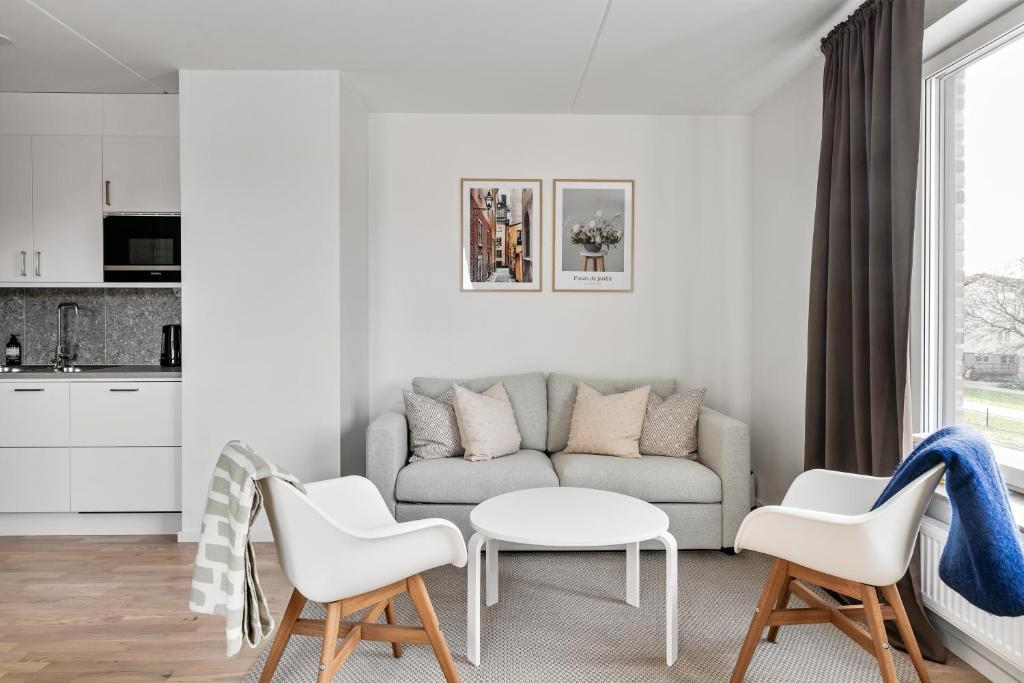 斯德哥尔摩Stylish Urban Home in Stockholm的白色的客厅配有沙发和椅子