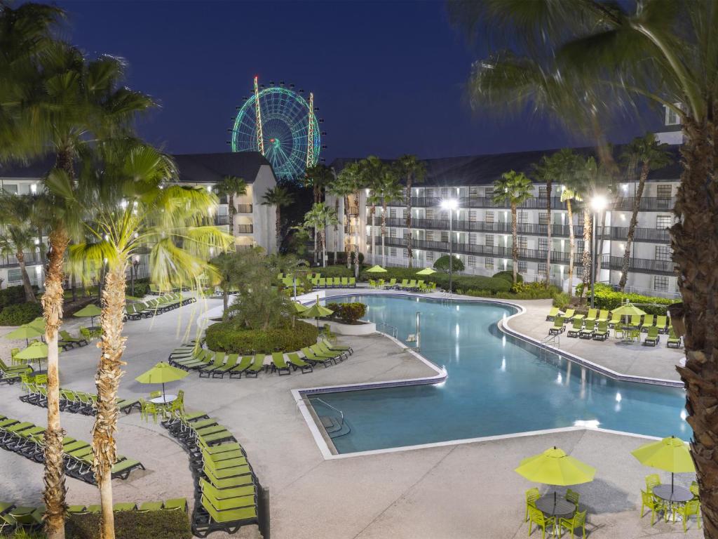 奥兰多Avanti International Resort的一个带游泳池和摩天轮的度假胜地