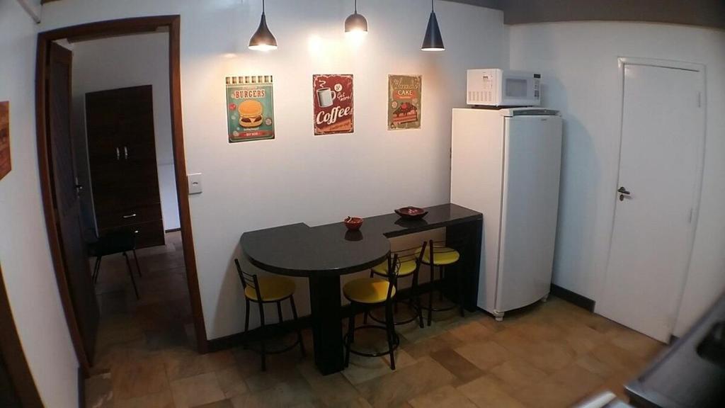 约恩维利AP3 - 1dorm privado próx Garten Shop-Universidades的一间带桌子和冰箱的小厨房