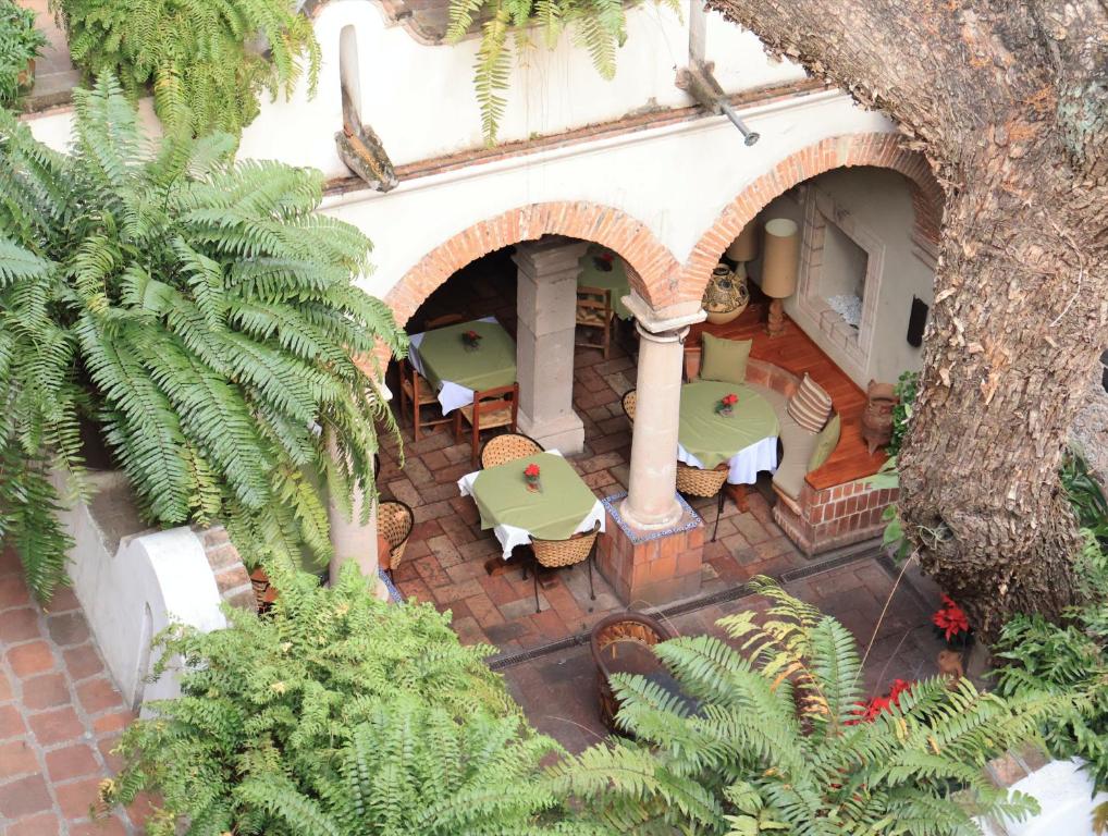塔斯科·德·阿拉尔孔洛斯阿科斯酒店的享有带桌椅的天井的顶部景致。