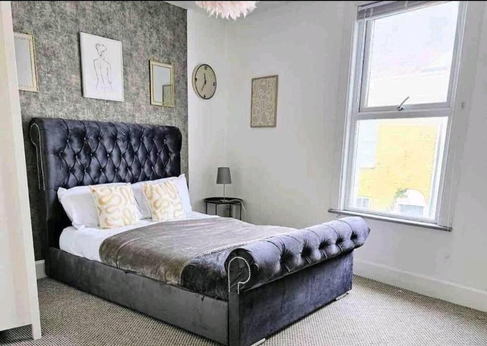 吉林汉姆King Charles House的一间卧室配有一张带皮革床头板的大床
