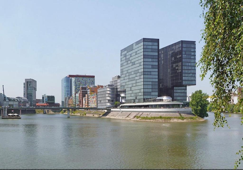 杜塞尔多夫Medienhafen Apartment direkt am Zentrum的享有河流和建筑的城市美景