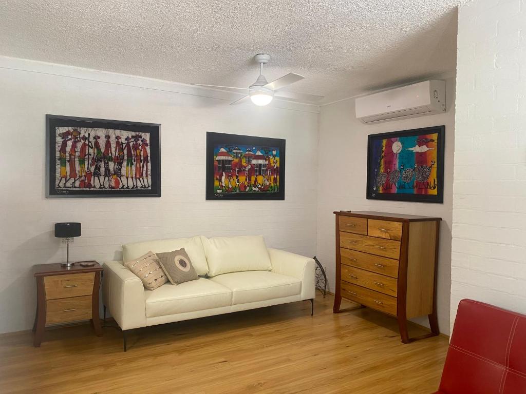 CarnegieSanta Monica Apartment的客厅配有沙发和墙上的绘画