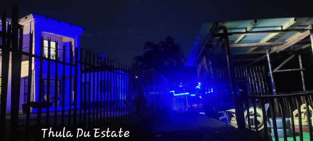 姆巴巴内Thula Du Estate - family houses的一座晚上有蓝色灯光的建筑