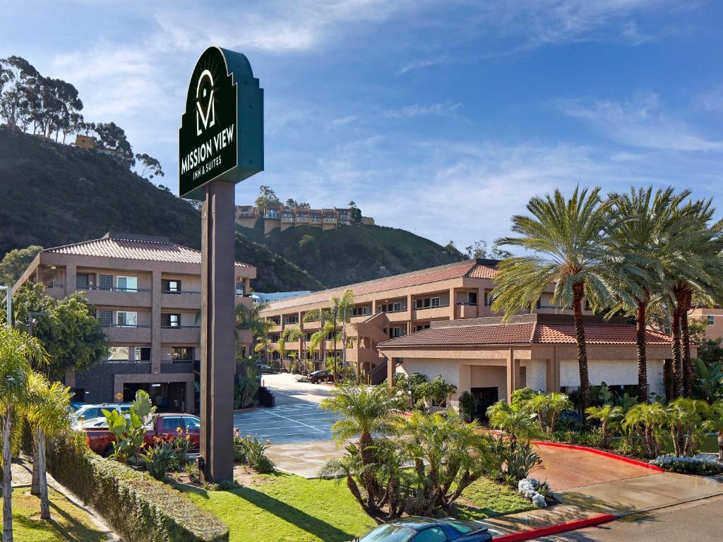 圣地亚哥Mission View Inn & Suites San Diego Sea World - Zoo的酒店前的街道标志