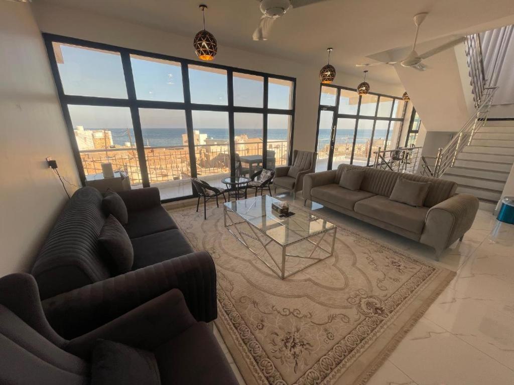 苏尔Tiwi Pearl的带沙发和玻璃桌的大型客厅