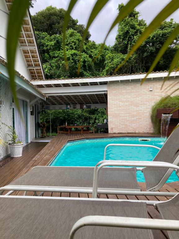 伯迪亚哥Pouso Costa do Sol的一座房子旁带躺椅的游泳池