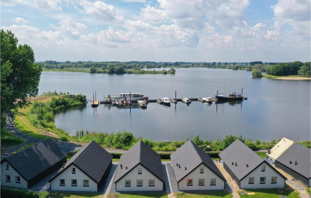 KerkdrielLovely Home In Kerkdriel With Lake View的享有湖泊的空中景致,设有房屋和船只