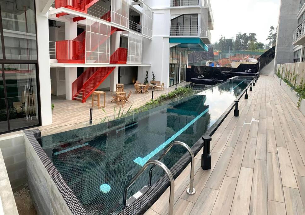 Modern Apartment near Cayala内部或周边的泳池